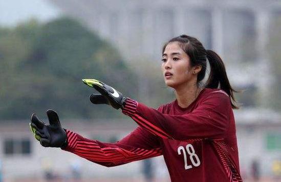 日女足队员豪言脱衣引美女球员比拼，美国一人碾压亚洲三国美女