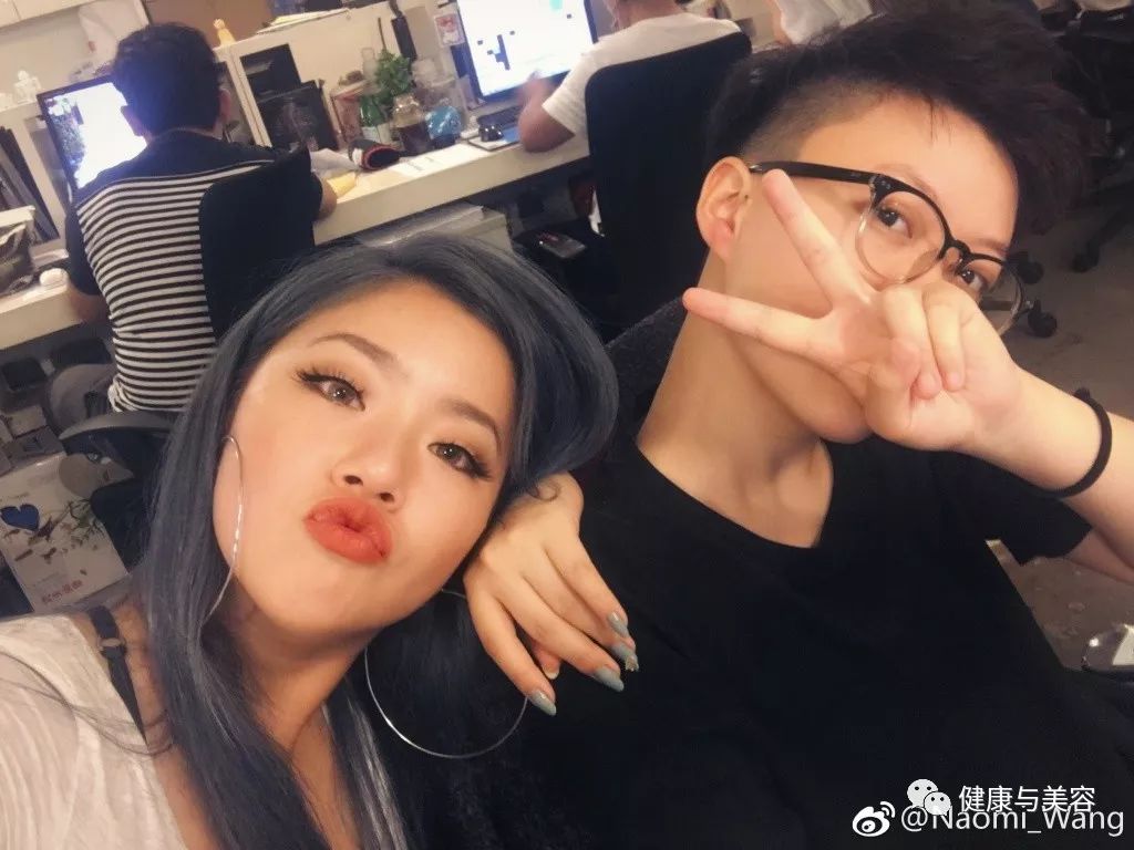 蔡徐坤腮红上热搜！《创造101》小姐姐说腮红用得好，脸小年龄小