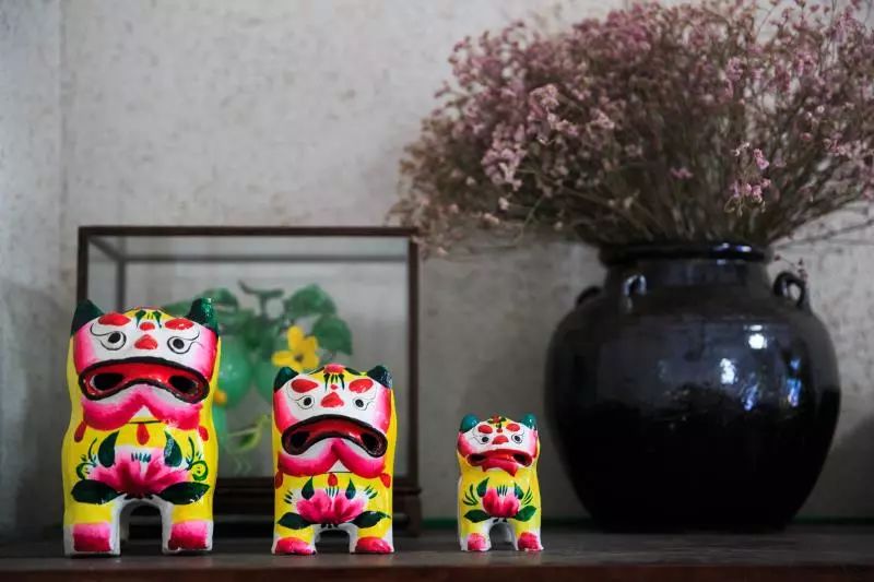 家里摆放凌乱废旧物品,家里的这些旧物别急着扔