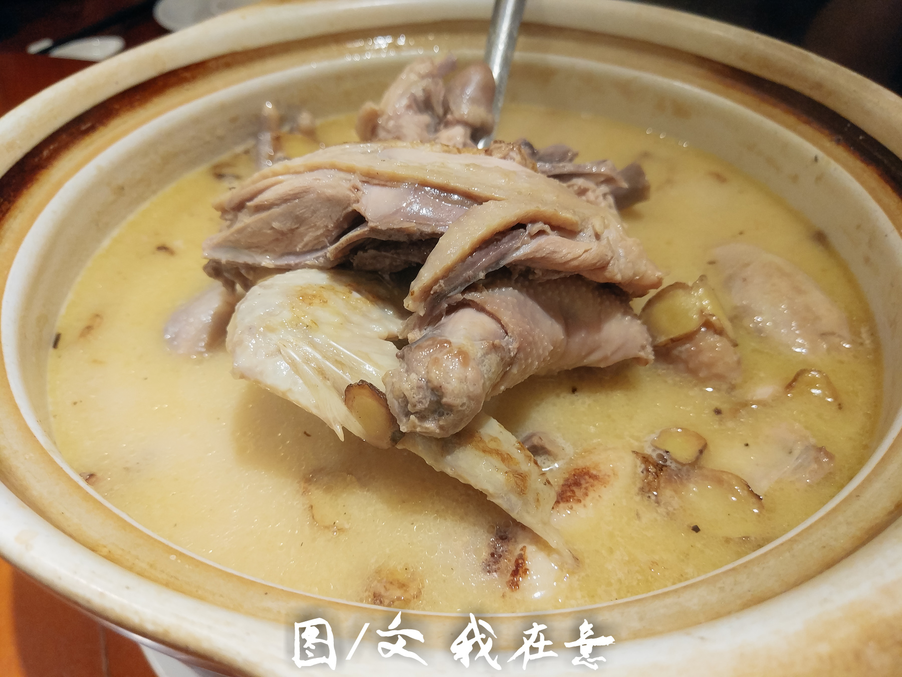 隐藏在社区十多年的老店,藏在老弄堂里的海鲜大排档