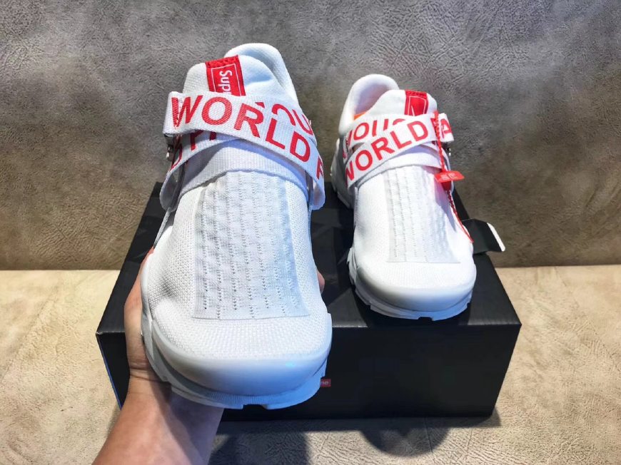 AJ1橘红、yeezy白斑马、ClotXAF1白丝绸、黑*弹子**哪双会更style