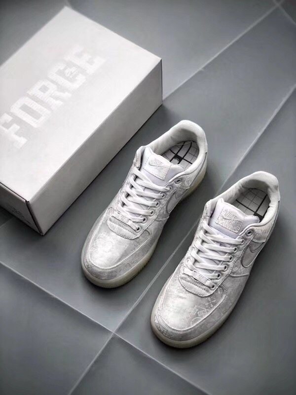 AJ1橘红、yeezy白斑马、ClotXAF1白丝绸、黑*弹子**哪双会更style