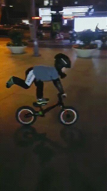 南京3岁萌娃,旋风小子骑平衡车