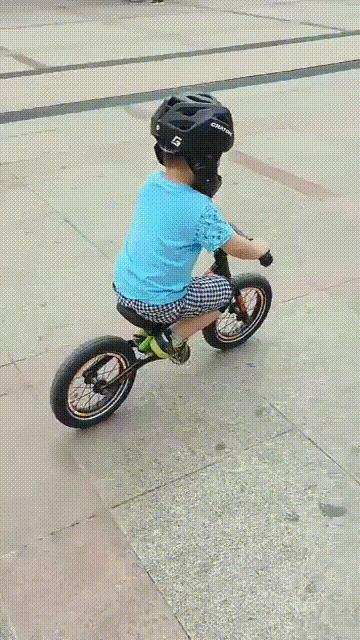 南京3岁萌娃,旋风小子骑平衡车