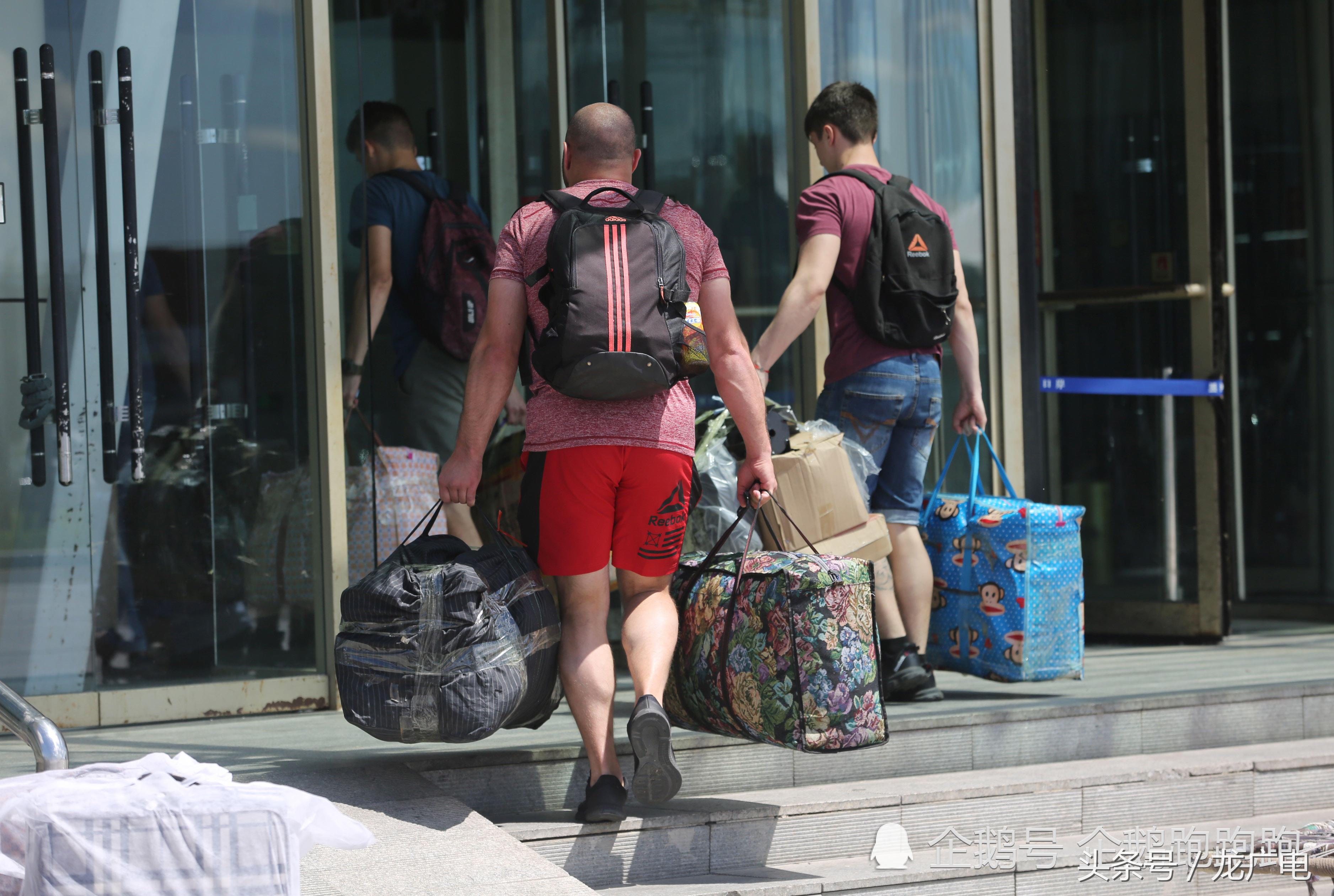 俄远东球迷不看世界杯，来中国边境小城当倒爷