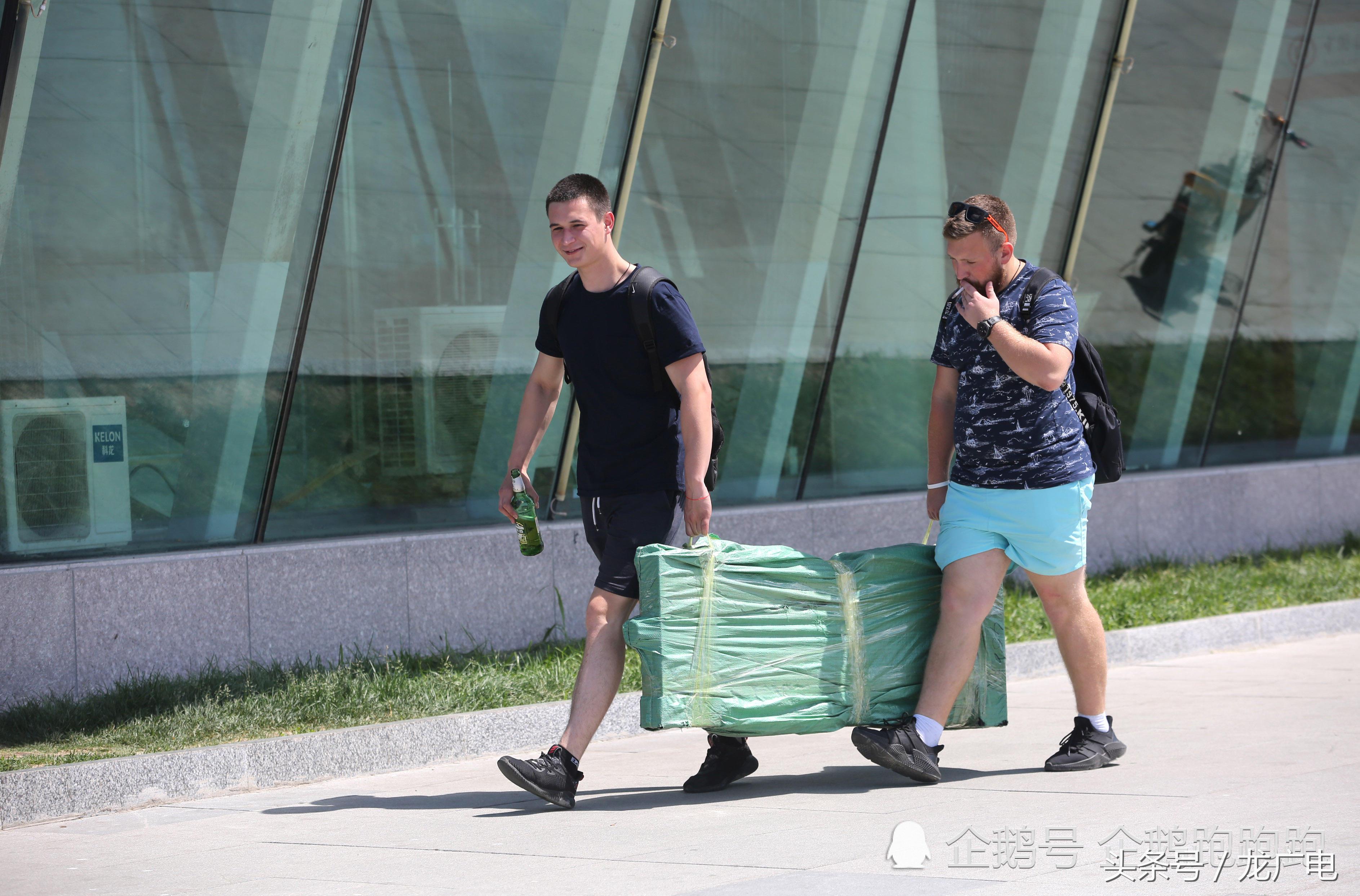 俄远东球迷不看世界杯，来中国边境小城当倒爷