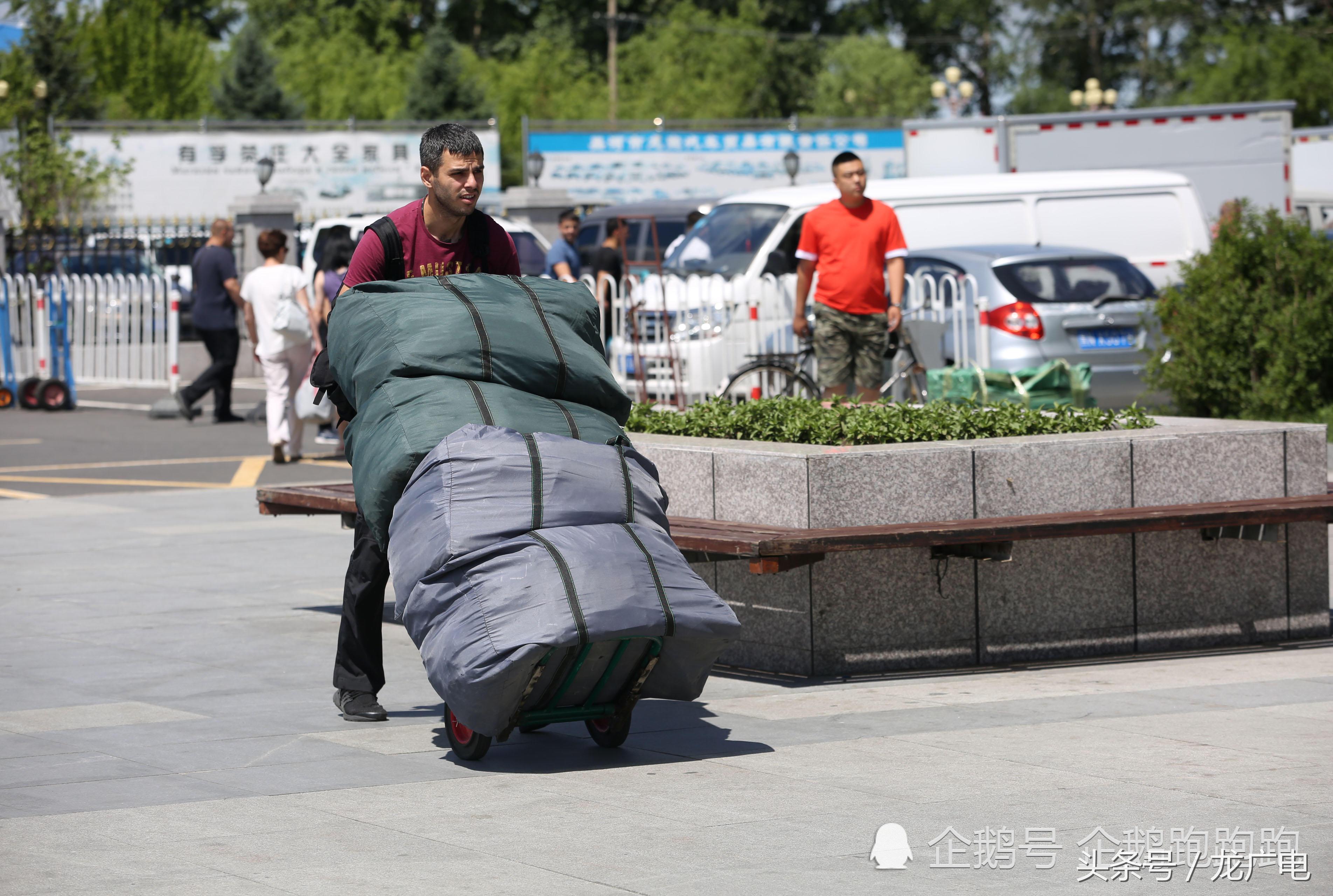 俄远东球迷不看世界杯，来中国边境小城当倒爷