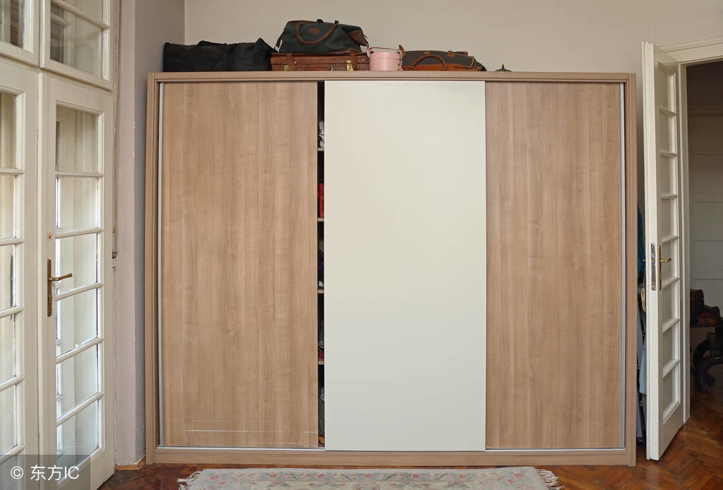 壁橱和衣柜哪个更贵一些,壁橱平开好还是推拉好