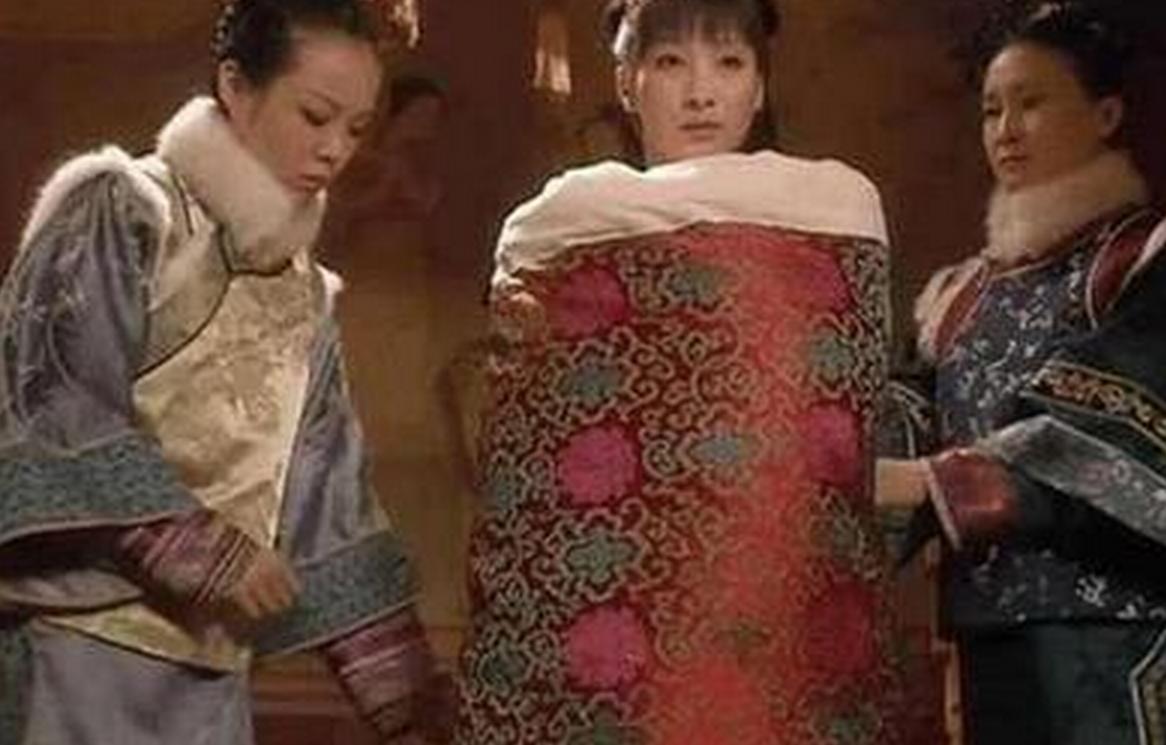清朝妃子被皇上临幸，需要裸身裹被子去，这规矩是因为发生了这事
