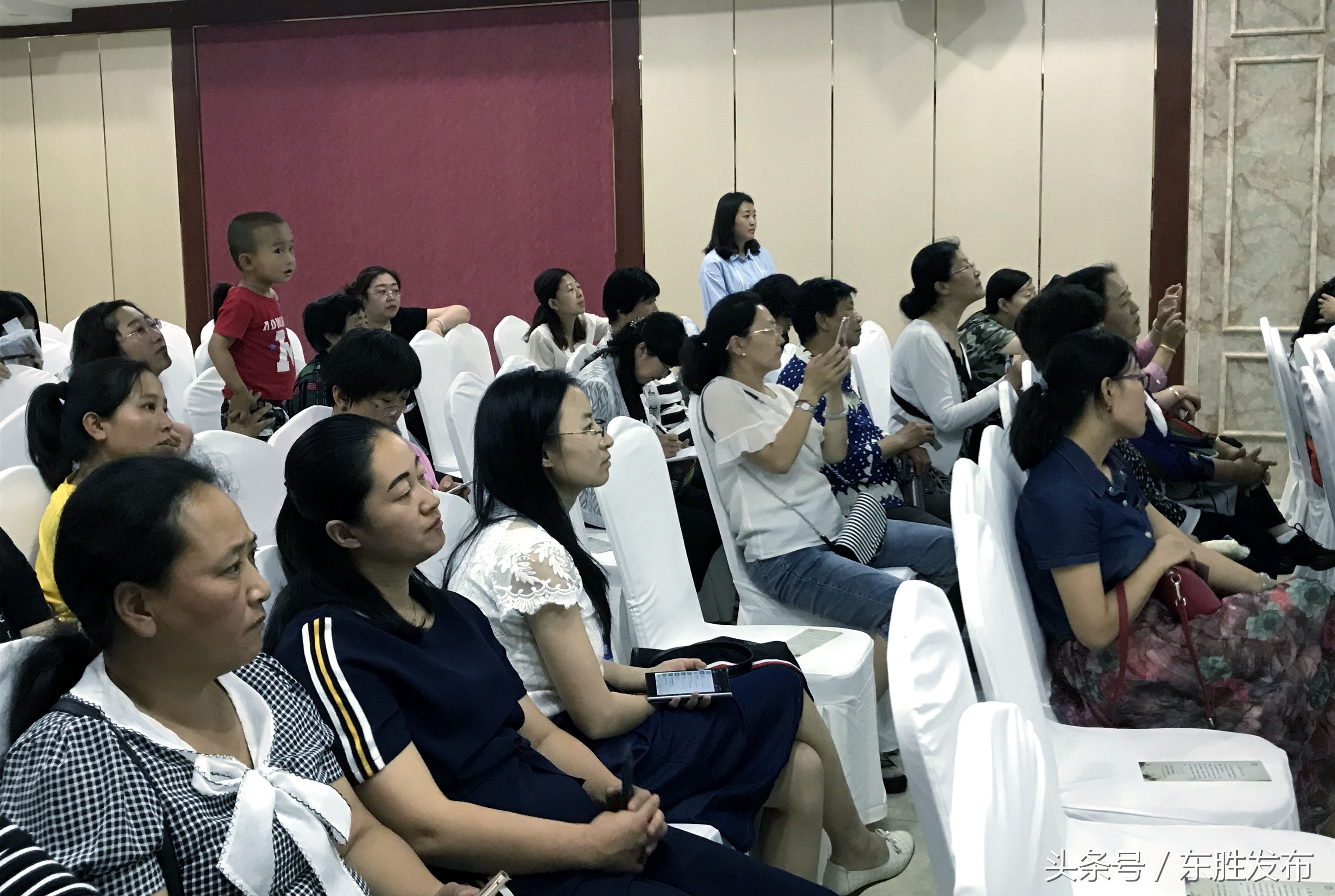 黑人中医博士迪亚拉在东胜为市民作女性健康专题讲座