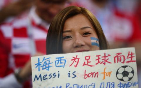 中国女球迷目睹梅西破门,梅西进球阿根廷女球迷