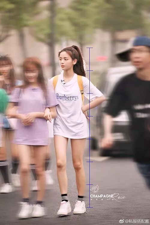 被101小姐姐的颜值折服，可看腿你就吃鲸了！