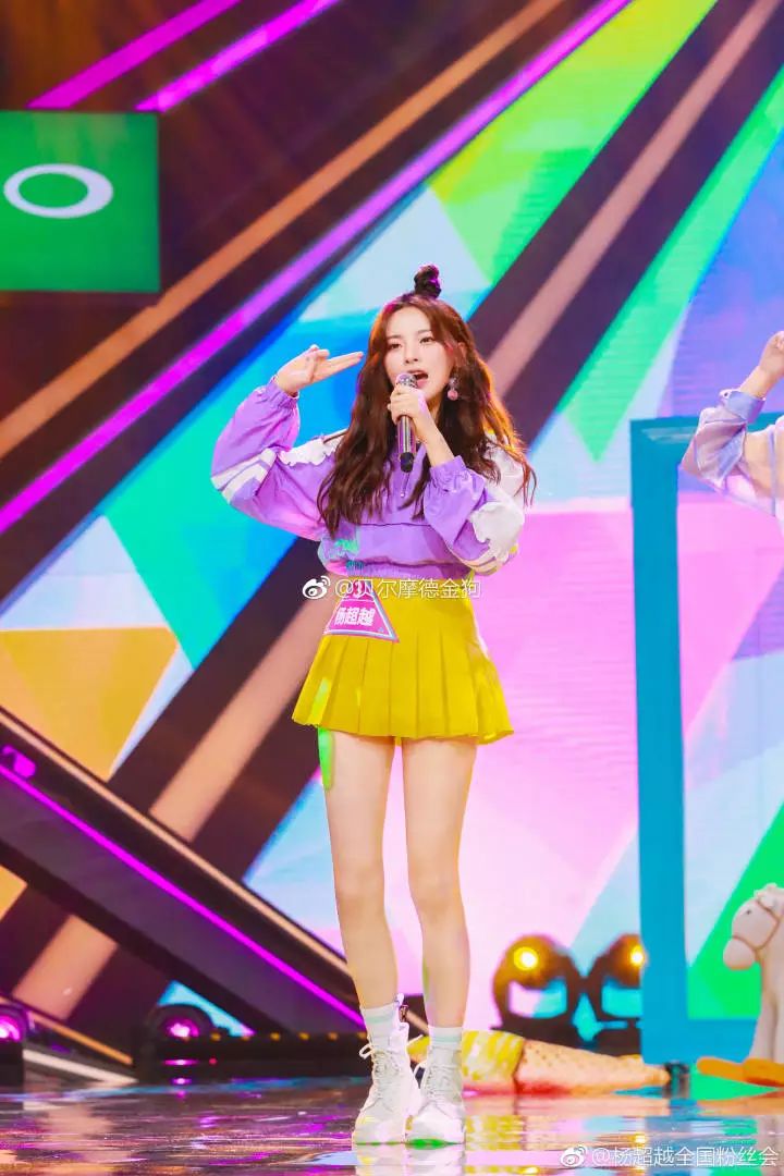 被101小姐姐的颜值折服，可看腿你就吃鲸了！