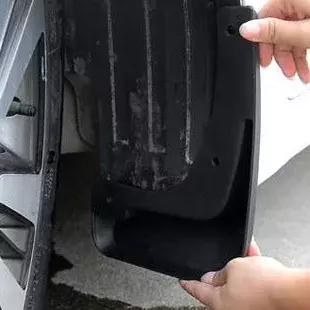 雨天车胎甩泥巴,雨天开车甩泥巴