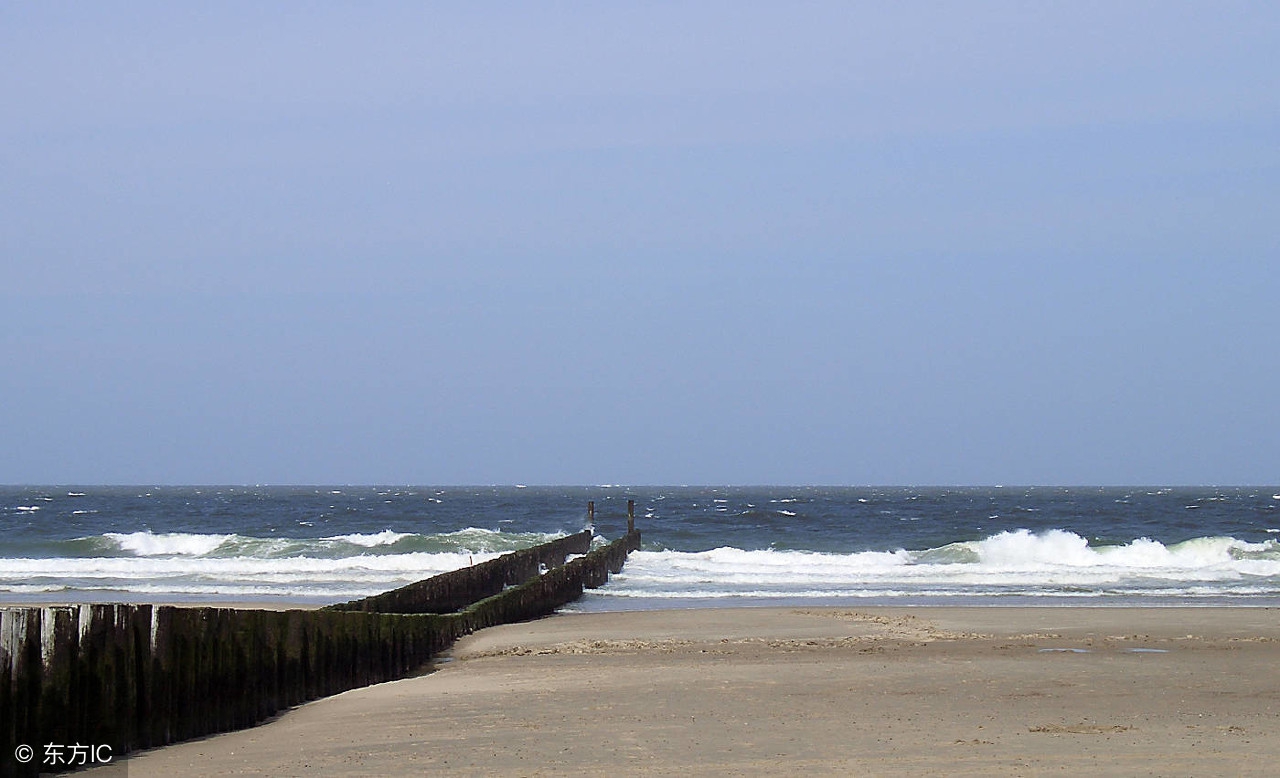 十点英语：《老人与海》中月下出海，梦境中美好画面，现实中惨淡