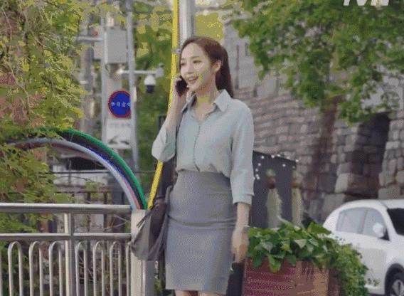 跟着金秘书学穿搭,金秘书通勤穿搭红色衬衣