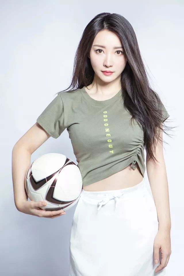 柳岩化身足球宝贝助威世界杯,女神柳岩晒美照