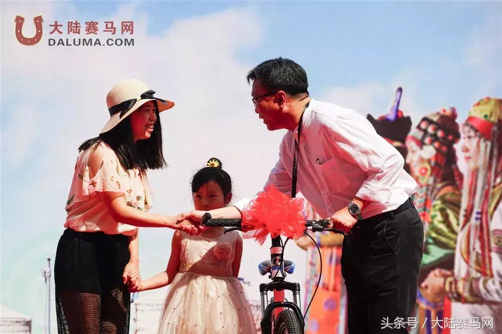 赛马点亮城市新名片：两位双冠王闪耀伊泰大漠“鄂尔多斯金杯”