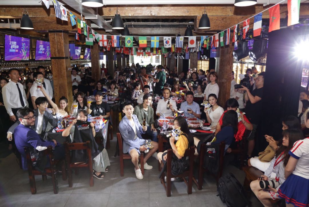 鹿晗解说世界杯，李易峰是“梅西吹”，高晓松竟然要问C罗这个问题……