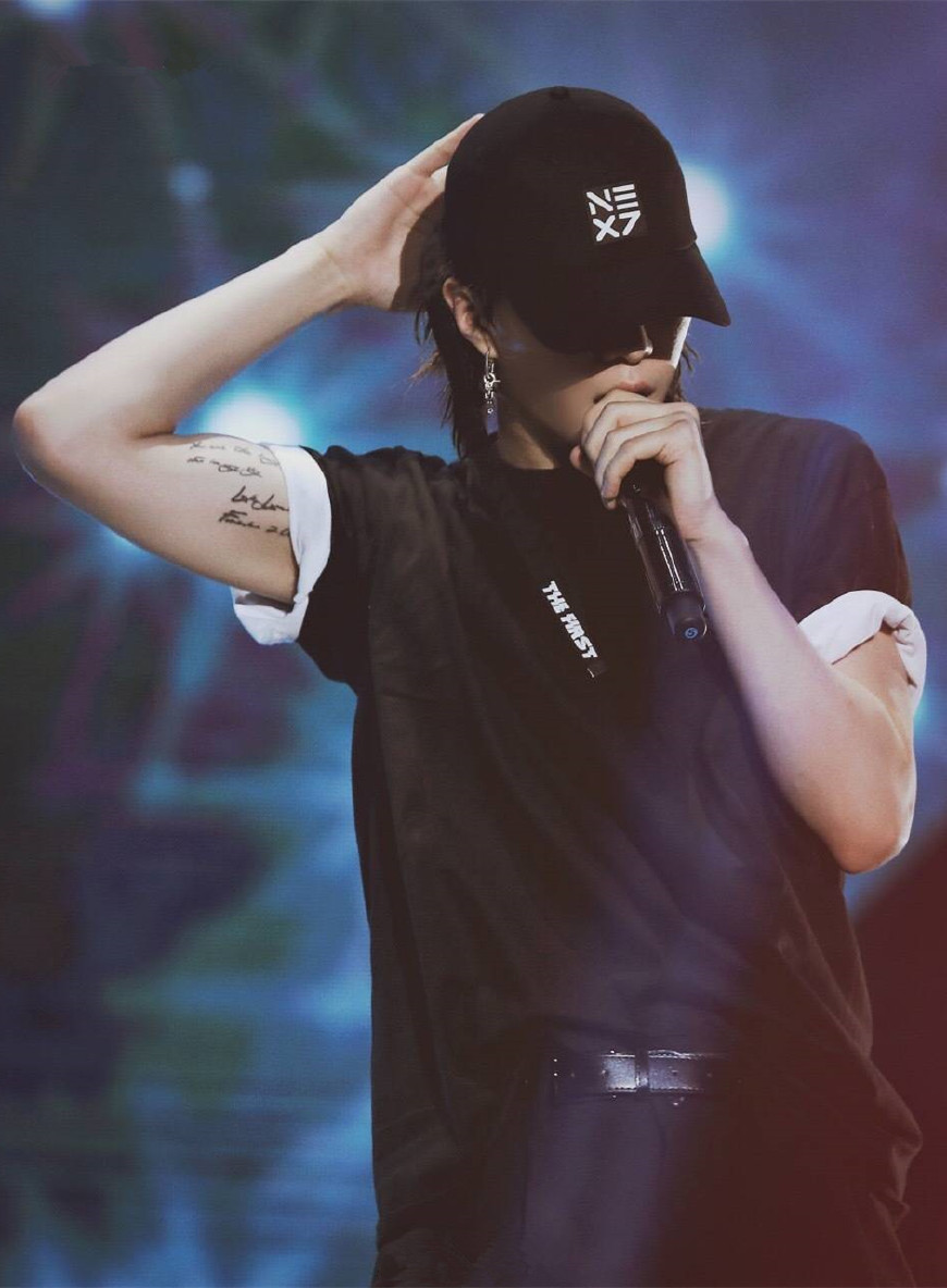 乐华七子广州见面会范丞丞露腹肌,乐华娱乐上海见面会范丞丞