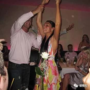 “宇宙最强”太太团:酗酒斗殴、互嘲比奢,以此成名日进斗金