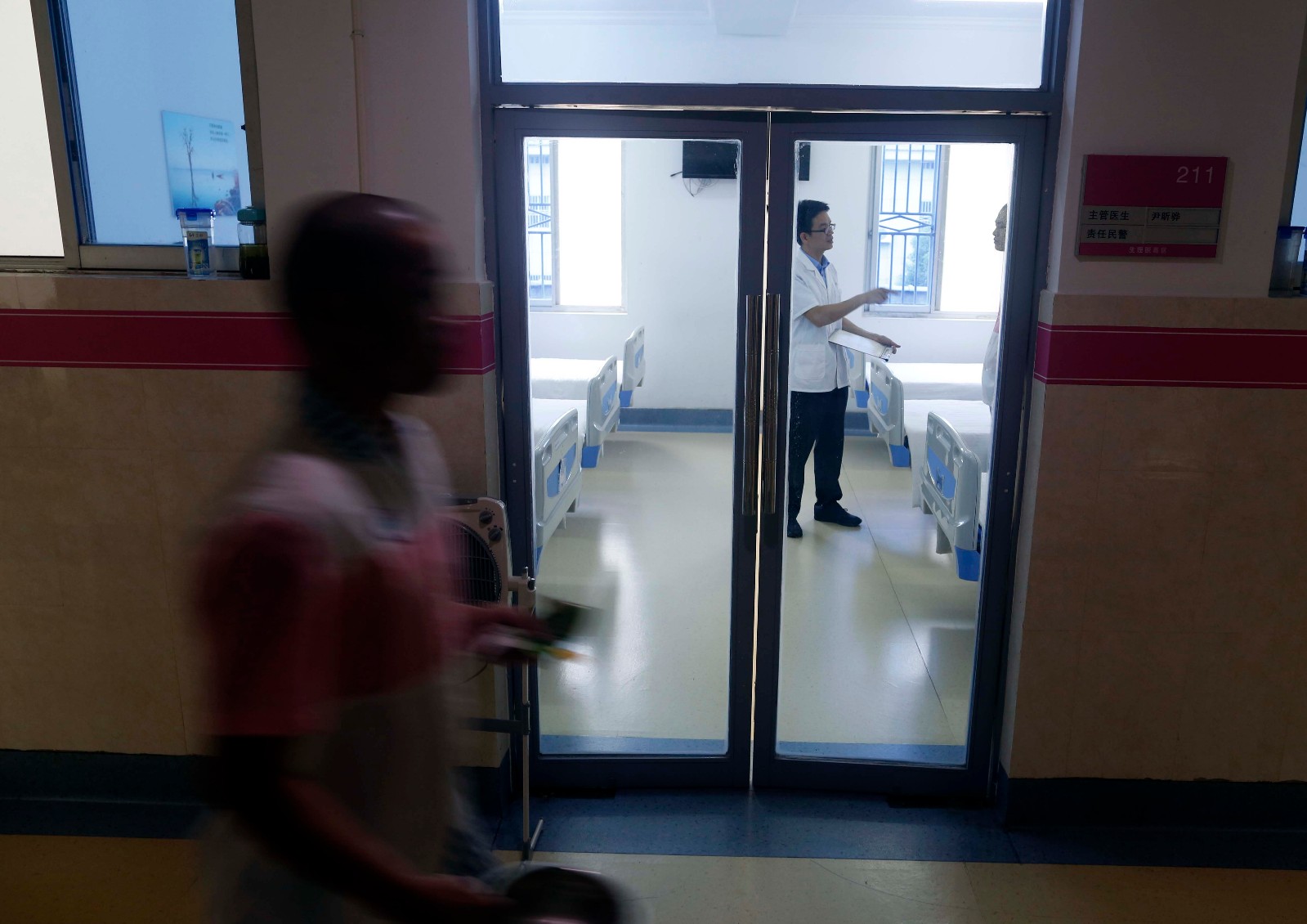 这位戒毒医生18年帮助15000人解除毒瘾,有人磕头谢恩