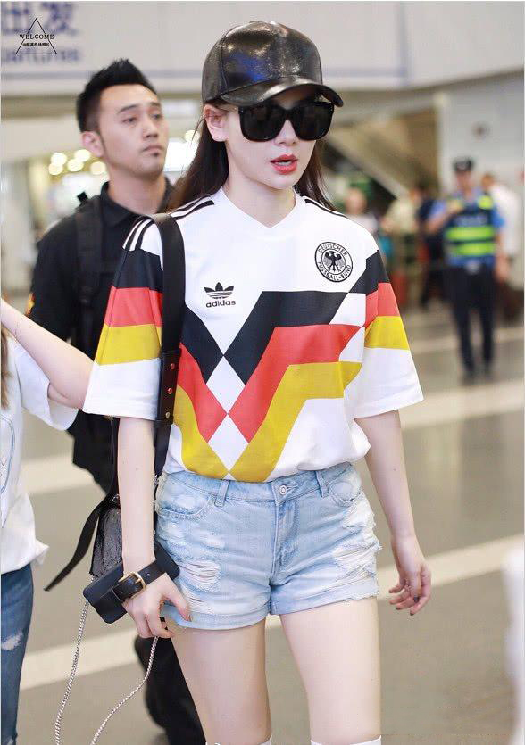 戚薇小蛮腰全身照,戚薇青春靓丽活泼可爱