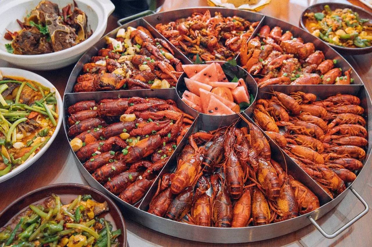 潜江油焖大虾发源地,湖北潜江五七油焖大虾火爆场面