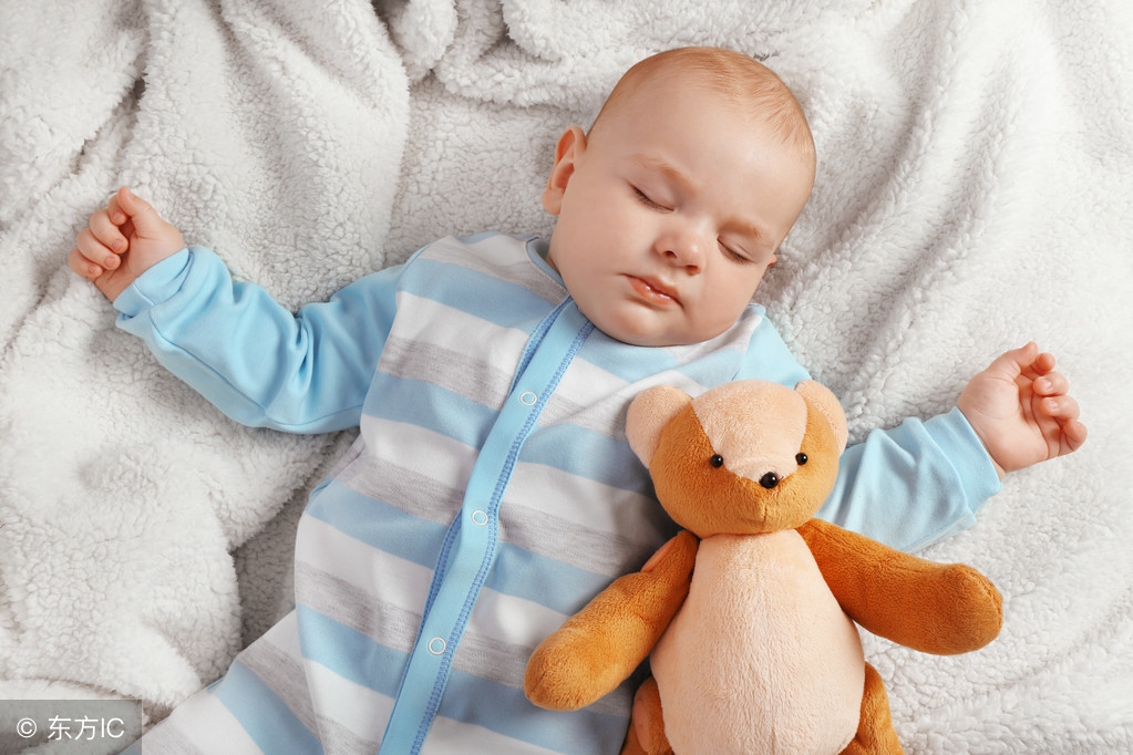 夏天宝宝睡觉常翻动，爸妈学会这些招，轻松解决踢被子烦恼