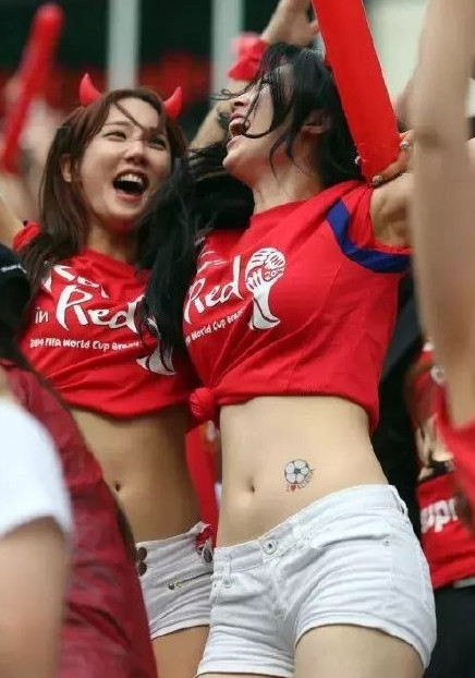 先不粉你了C罗！我被球场上那个化妆纹眉定发型的精致蓝孩吸引了