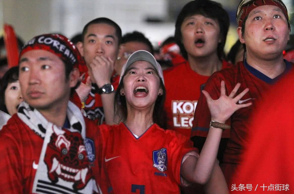 韩国球迷自嘲不忘带上中国男足:踢成这样,还以为是中国队在比赛