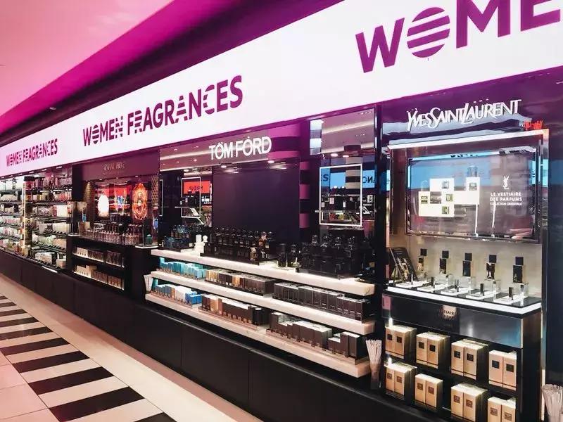 法国丝芙兰美女,外国加油站的女孩加油