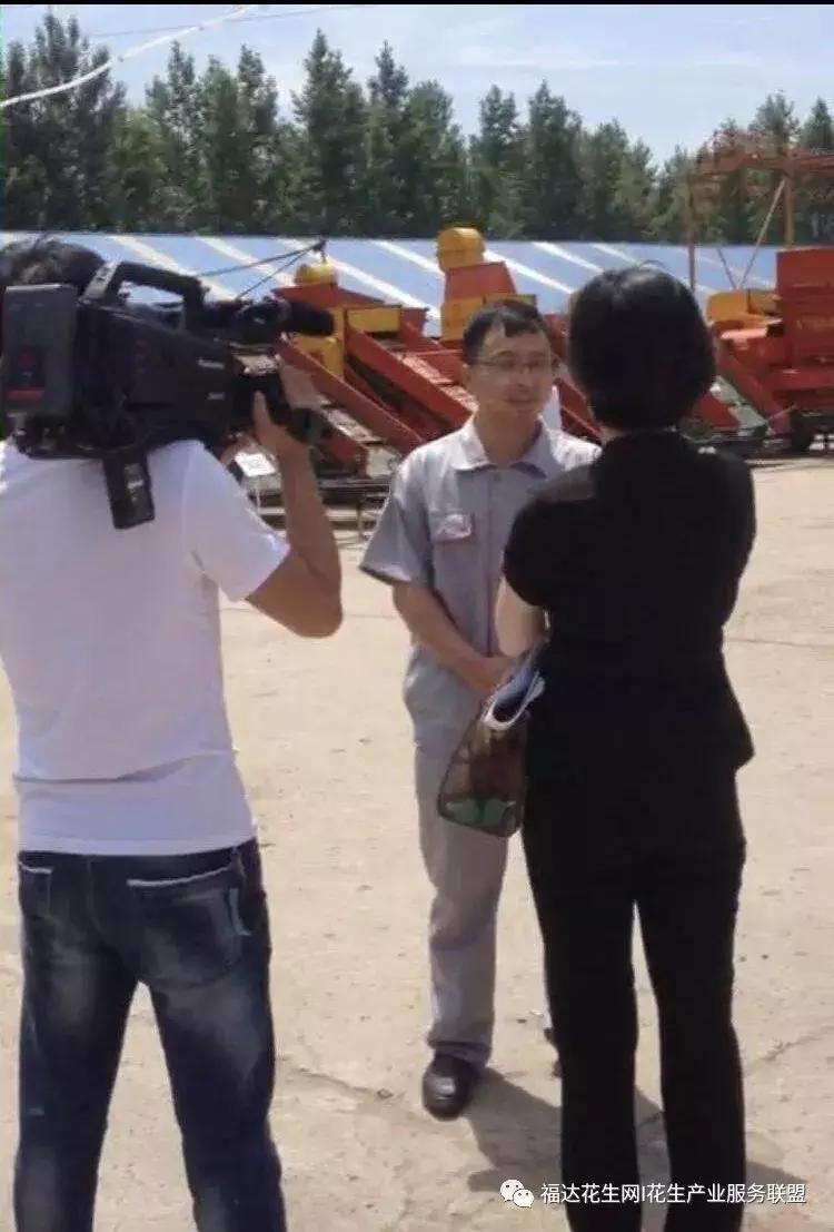 自走式花生摘果机最新款,福德花生翻秧机怎么样