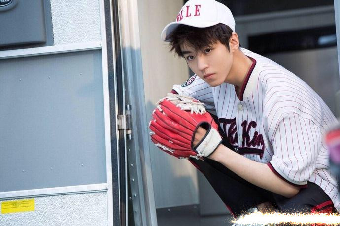 蔡徐坤登杂志封面棒球衣撞衫王俊凯两位运动男孩谁更帅一点？