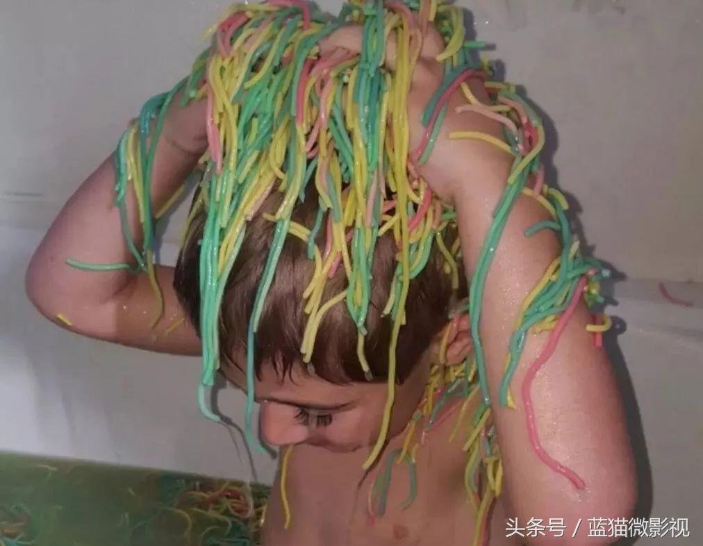 用辣椒酱泡澡24小时,国外小哥用13桶辣椒酱泡澡