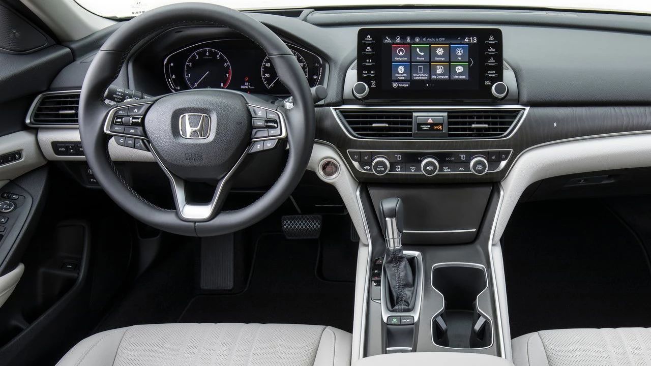 全新本田雅阁对比阿特兹！20万运动中型车该如何选择？