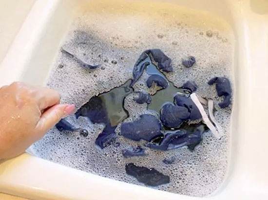 墨汁弄到衣服上怎么洗,怎么洗墨汁沾在衣服上