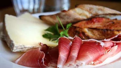 「昕薇FM」一杯红酒，一碟橄榄，一盘刚刚切好的火腿，这便是一个不可多得的属于西班牙的下午！