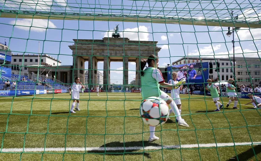 世界十大奇异足球场,足球场真实奇葩战术