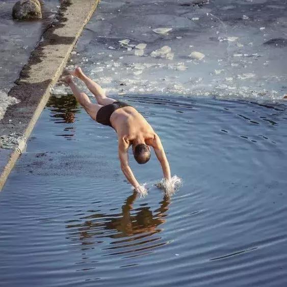 天津人八成有这样的朋友：浑身匪气说话冲肺管子，顾家又无微不至