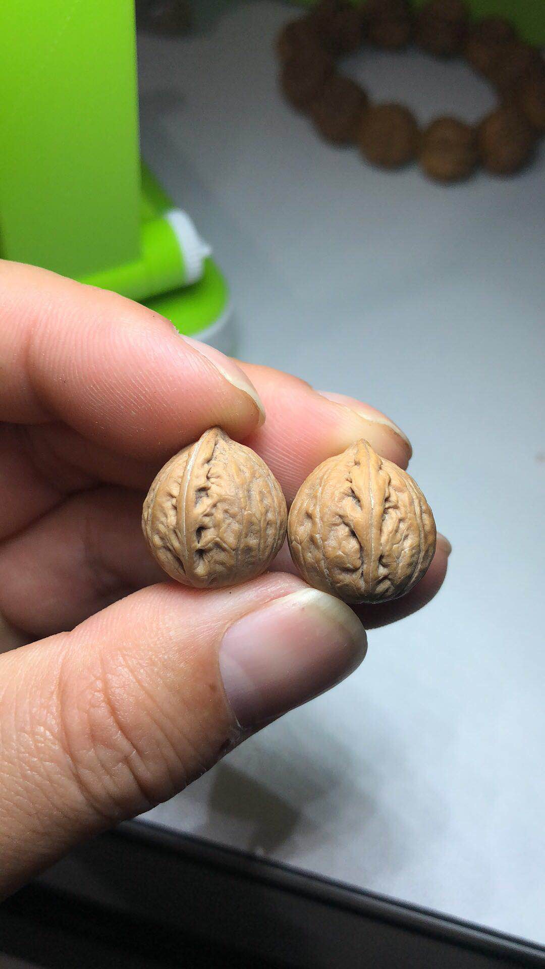 文玩市场淘鬼脸小核桃手串,十棱文玩小核桃手串哪产的