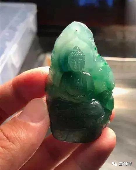 栩栩如生的翡翠原石居然被当做花盆底座