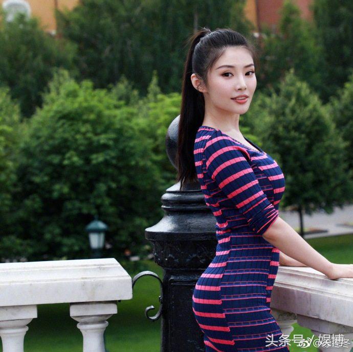 徐冬冬高清穿各国足球服组图,徐冬冬街拍红色运动裤