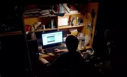 十八岁女孩脸上长满青春痘怎么办,15岁女孩脸上青春痘