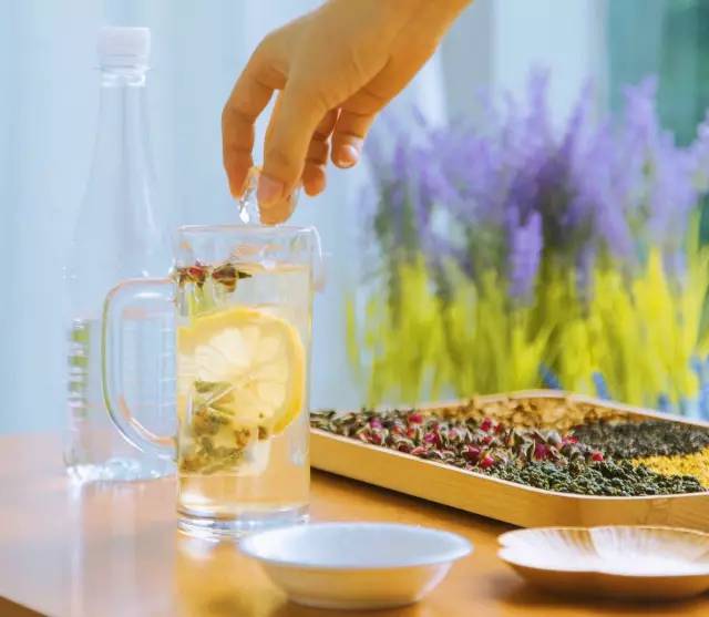 喝了北大茶人和清华女孩做的花草工夫茶，再也不排队买奶茶