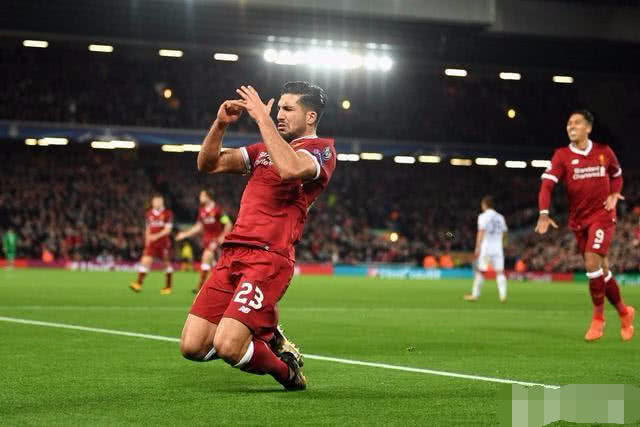 为什么足球进球要跪地滑行,球员进球跪在草地滑行膝盖会破吗