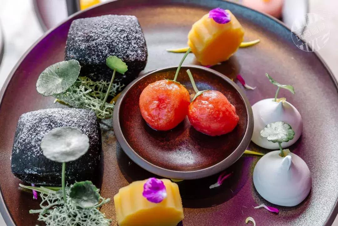 实探！全球第7家「奔驰餐厅」！什么都卖就是不卖车……