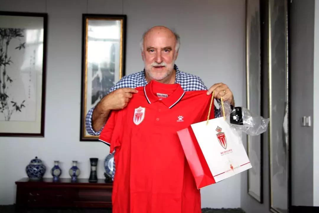 乌拉圭拉瓦耶哈省长考察皇家贝里斯足球俱乐部！