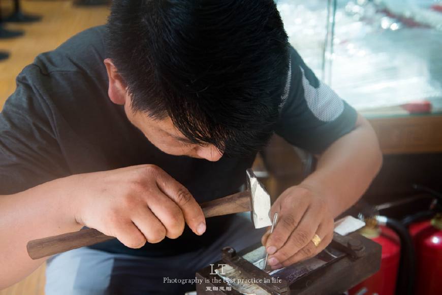 银饰匠人收入,老银匠加工手工银饰