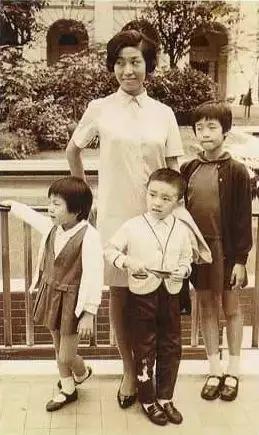 周星驰身患孤独绝症，憔悴老态：我让全世界笑过，岁月却没饶过我